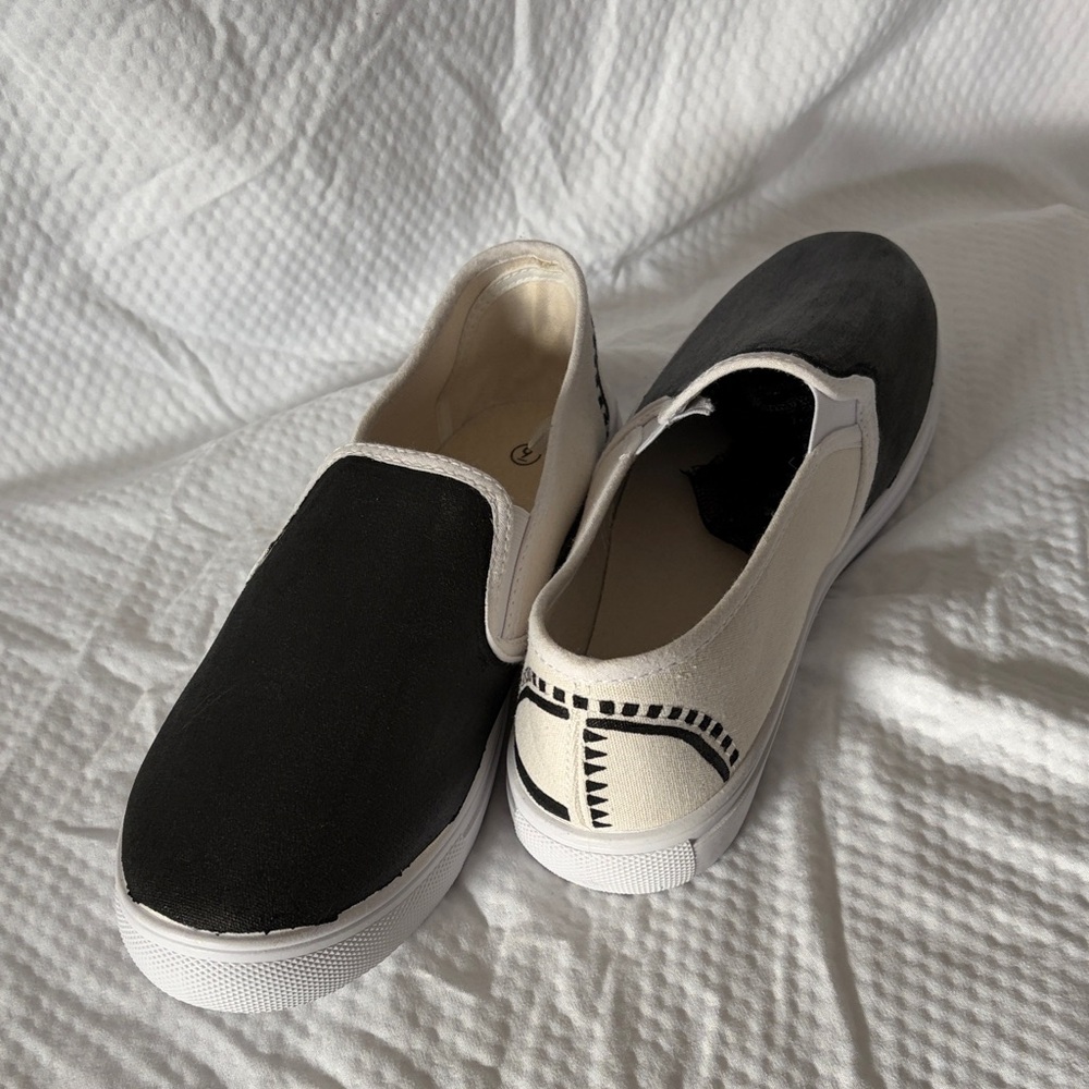 NWOT Hand Painted White Size 9 style 2047413 Slip-on w/Lace Detailing (to add)